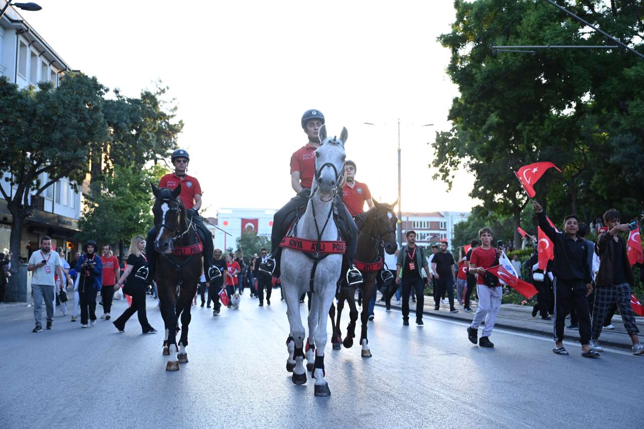 Konya'da 15 Temmuz gecesi! Kılıçarslan Meydanı'na insan seli 12